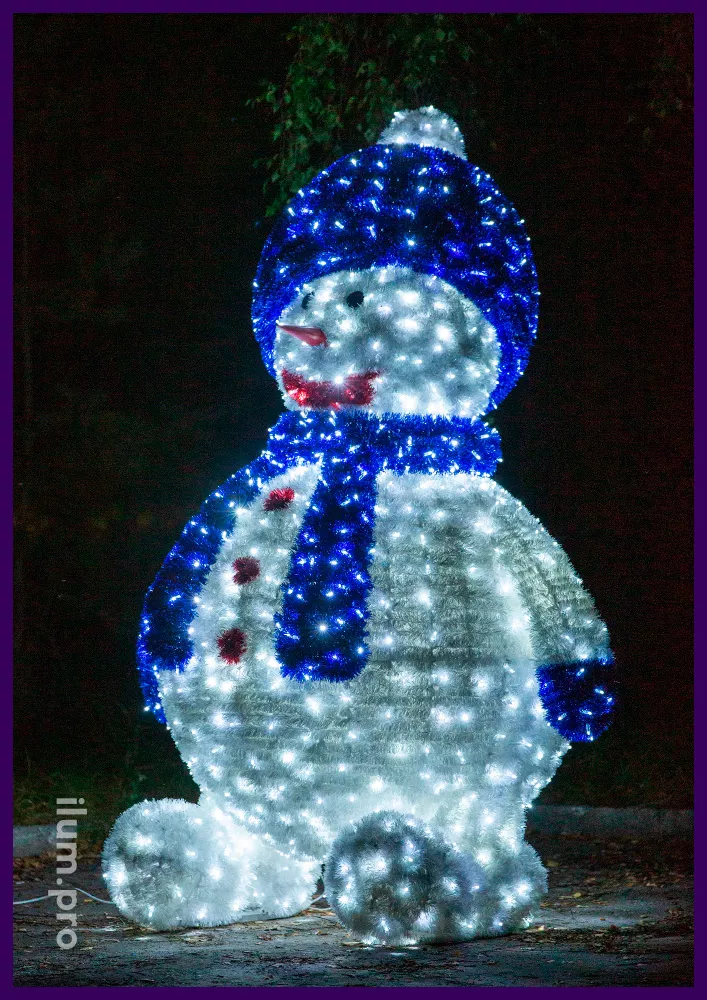Снеговик в шапке и шарфе - декоративная фигура с гирляндами и мишурой для украшения города