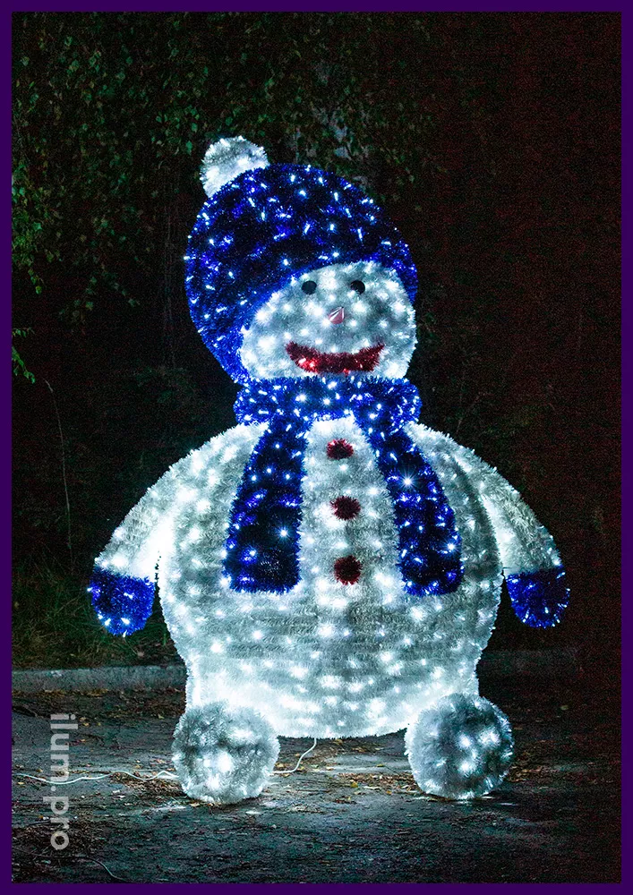Снеговик с гирляндами и блестящей мишурой, объёмные декорации на Новый год