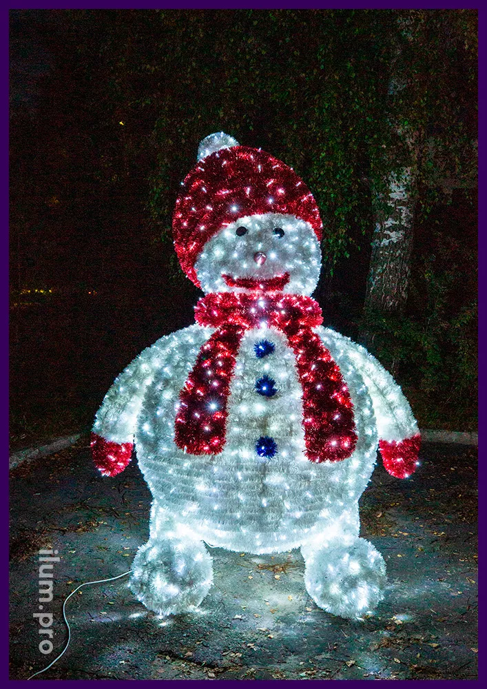 Снеговик высотой 2,5 метра из пушистой мишуры и гирлянд, шапка и шарф красного цвета