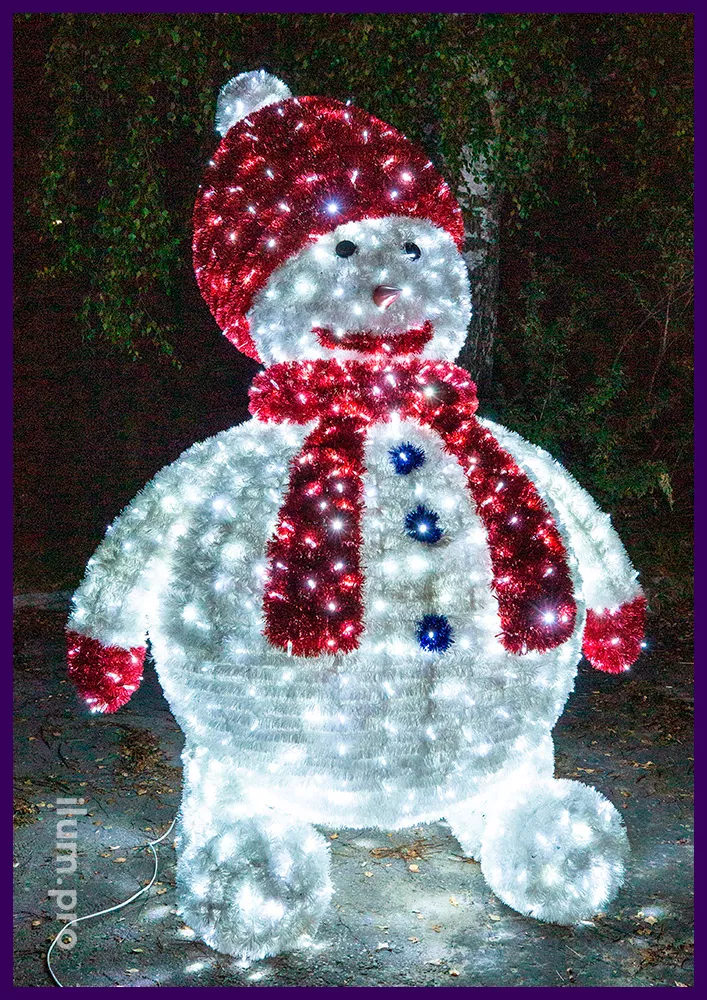 Снеговик с красной шапкой и шарфом - световая фигура из гирлянд и мишуры на металлическом каркасе