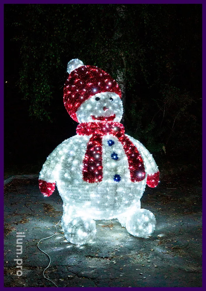 Каркасная металлическая фигура снеговика с пушистой мишурой и гирляндами на Новый год