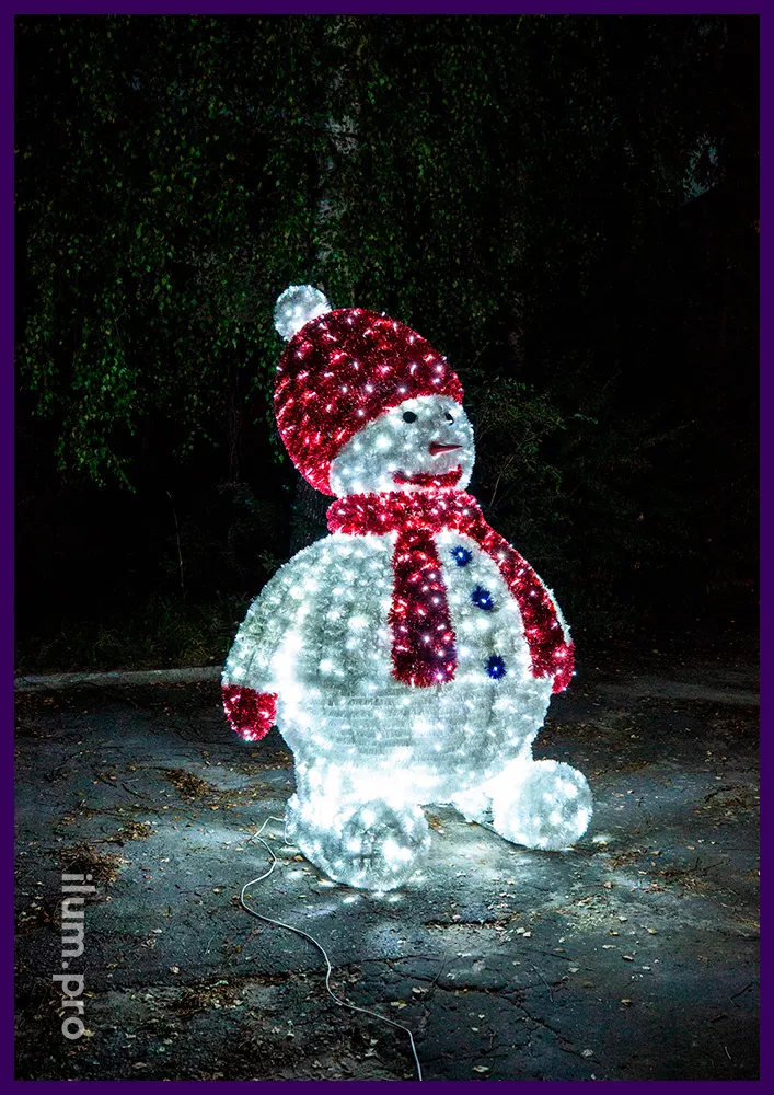 Фигура светодиодная большого размера в форме снеговика в шапке и шарфе красного цвета