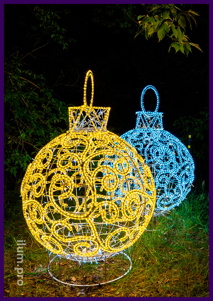 Новогодние украшения в форме светящихся ёлочных игрушек с гирляндами