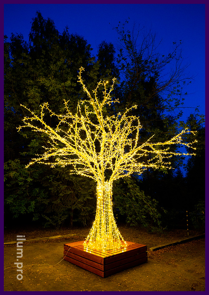 Дерево металлическое с подсветкой уличными гирляндами тёплых оттенков