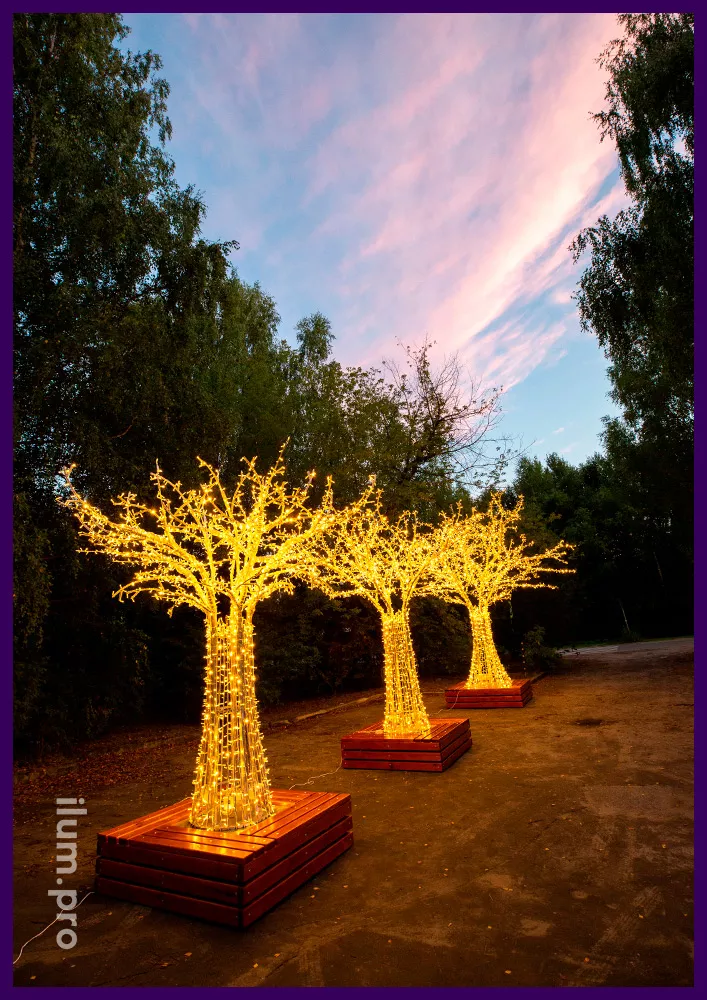 Деревья светодиодные с гирляндами и каркасом из алюминия, деревянная скамейка