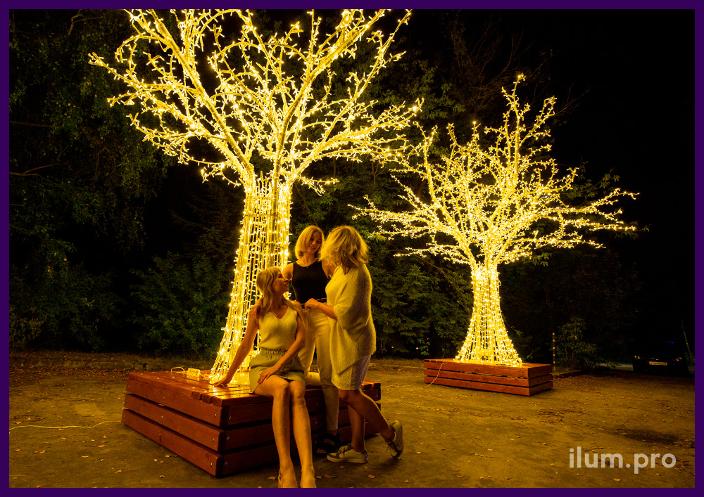Праздничные декорации для города в форме светящихся деревьев с гирляндами