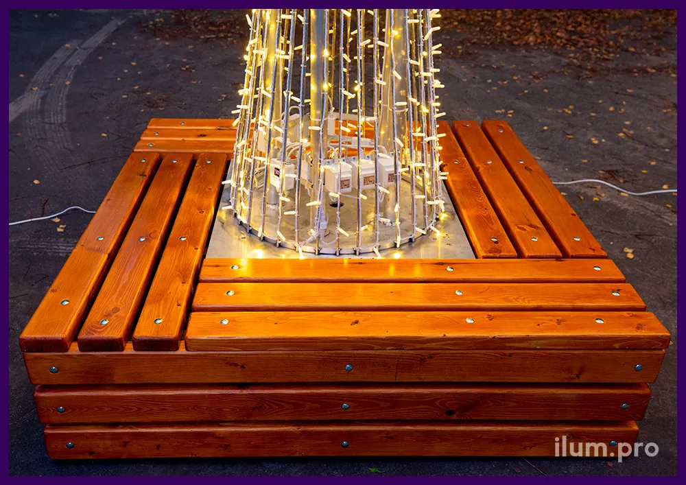Дерево металлическое с деревянной скамейкой, подсветка уличными гирляндами 24 В