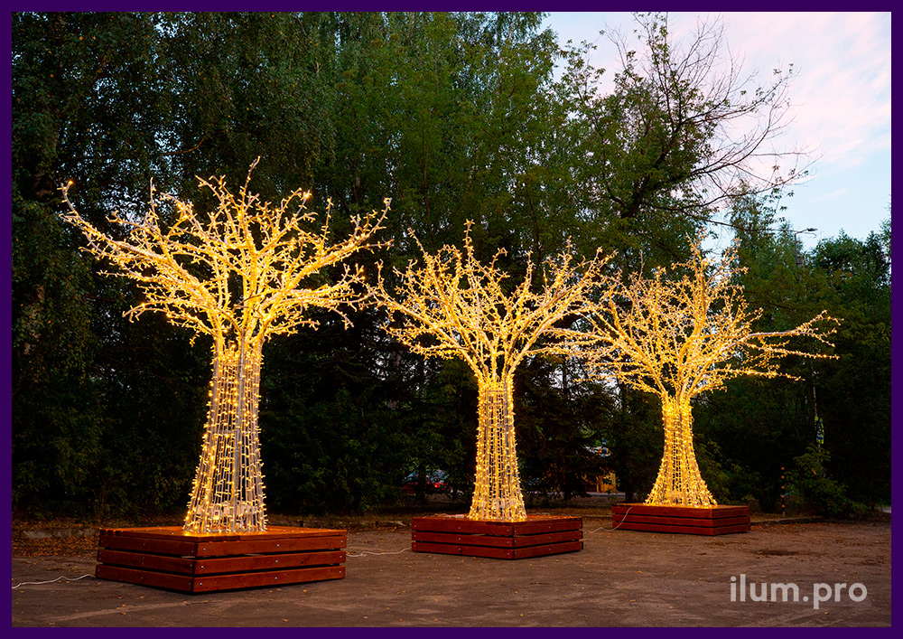 Металлические деревья с подсветкой уличными гирляндами тёпло-белого цвета