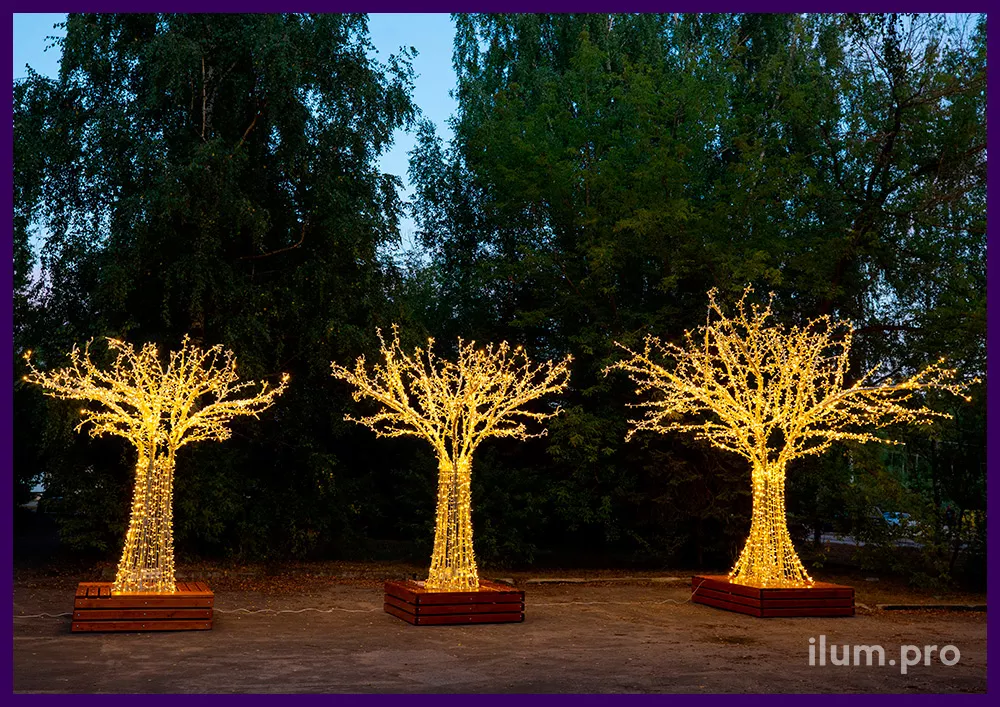 Светодиодные деревья разных размеров со скамейками и гирляндами