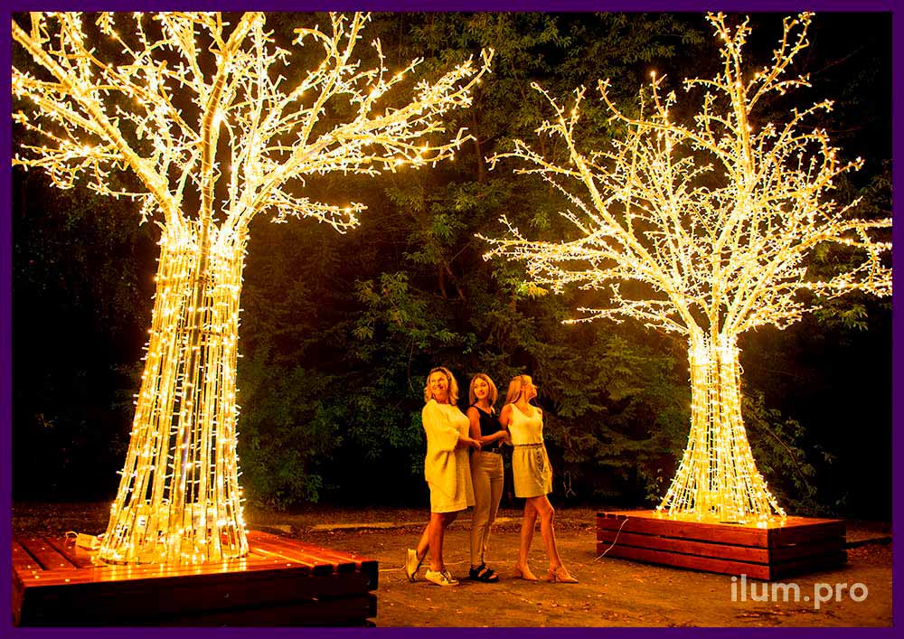 Пара светодиодных деревьев с гирляндами для украшения улицы на праздники
