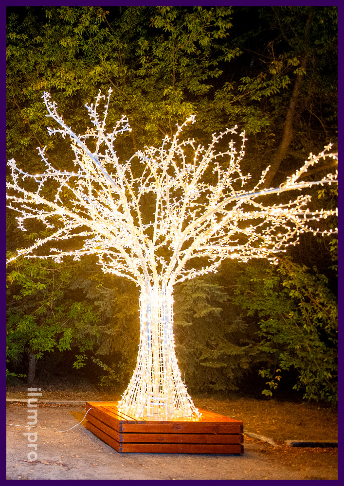 Дерево из алюминиевого сплава и светодиодных гирлянд - уличная фотозона с подсветкой
