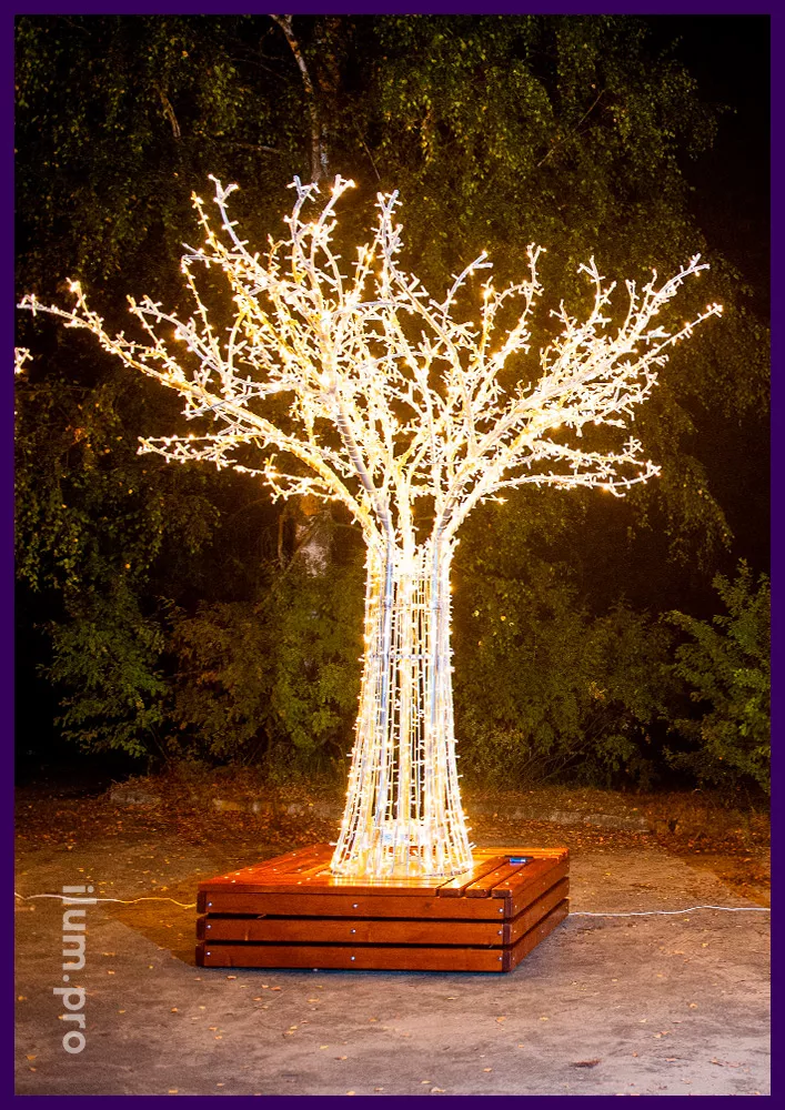 Светодиодное дерево из гирлянд и металлического каркаса для украшения города на праздники
