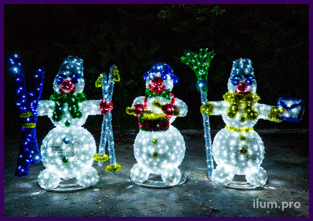 Новогодние декорации в форме снеговиков из разноцветной, блестящей мишуры и гирлянд
