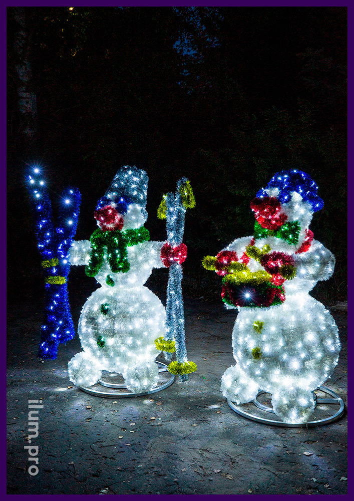 Снеговики с гирляндами и разноцветной мишурой для украшения города на Новый год