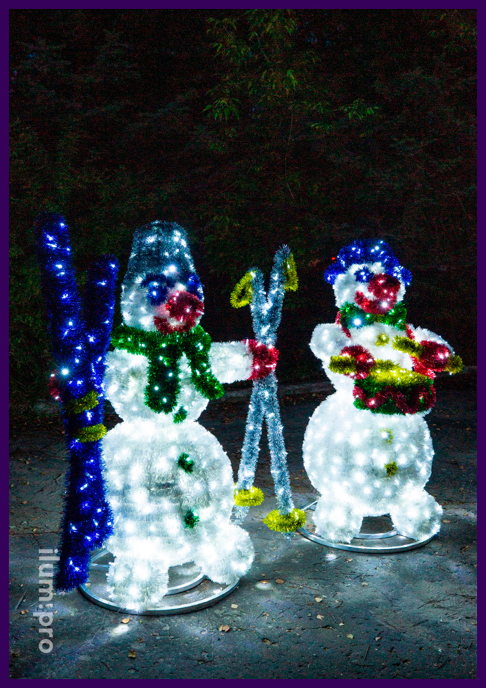 Два светодиодных снеговика из мишуры и гирлянд для украшения парковки на Новый год