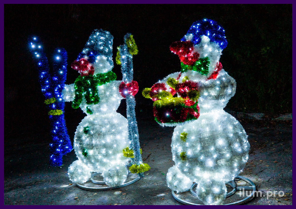 Снеговики пушистые с гирляндами и мишурой разных цветов на парковке на Новый год