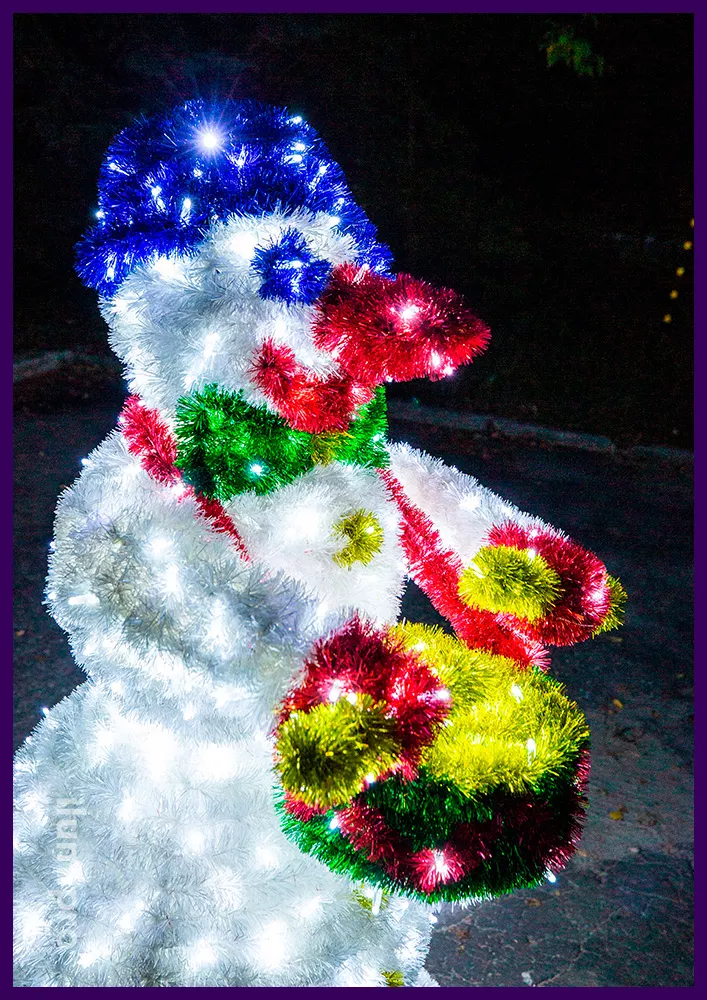 Снеговик-барабанщик из разноцветной мишуры и светодиодных гирлянд с защитой от осадков