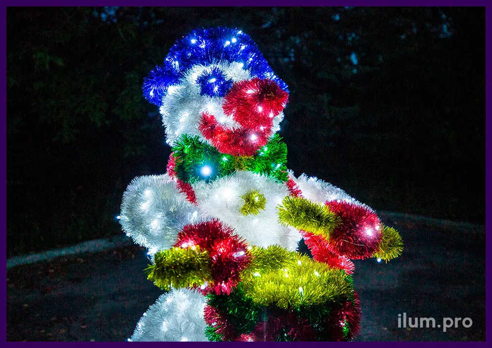 Снеговик из алюминиевого каркаса и светодиодных гирлянд, разноцветная мишура на проволоке