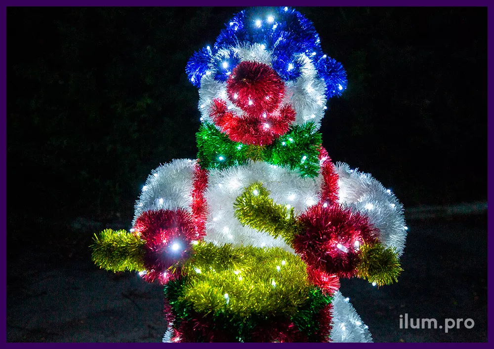 Снеговик с барабаном, декоративная фигура с подсветкой гирляндами и разноцветной мишурой