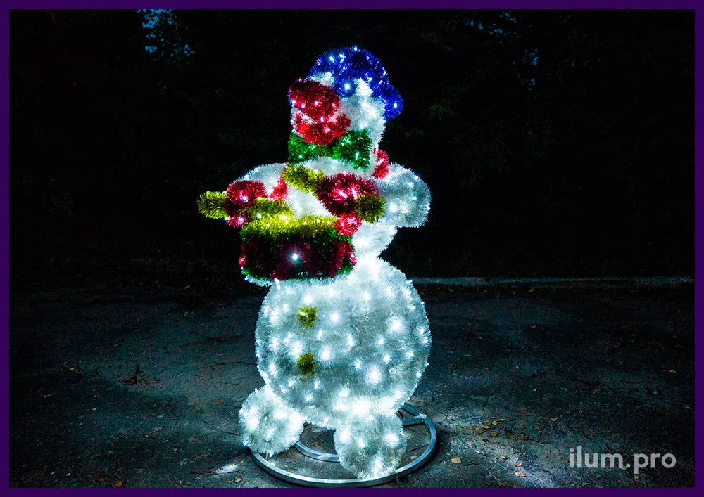 Новогодняя фигура с гирляндами в форме снеговика-барабанщика с пушистой мишурой