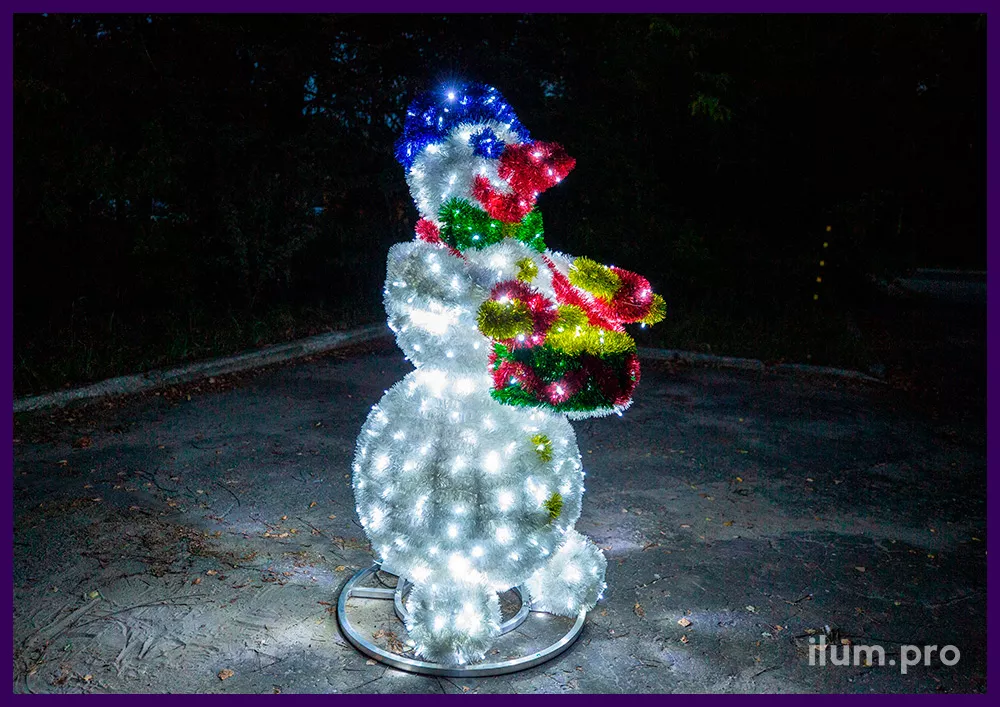 Снеговик с барабаном из металлического каркаса, мишуры и гирлянд, разноцветные декорации