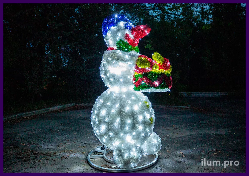 Снеговик светодиодный с разноцветной мишурой и гирляндами, барабан и палочки в руках