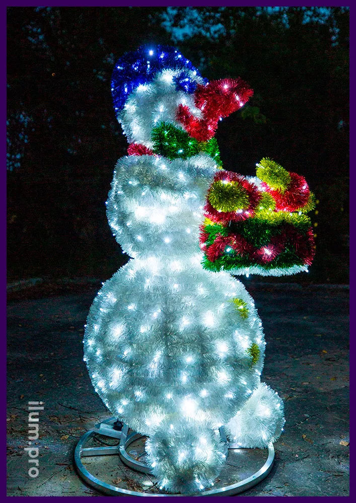 Разноцветный светодиодный снеговик с мишурой и гирляндами на алюминиевом каркасе