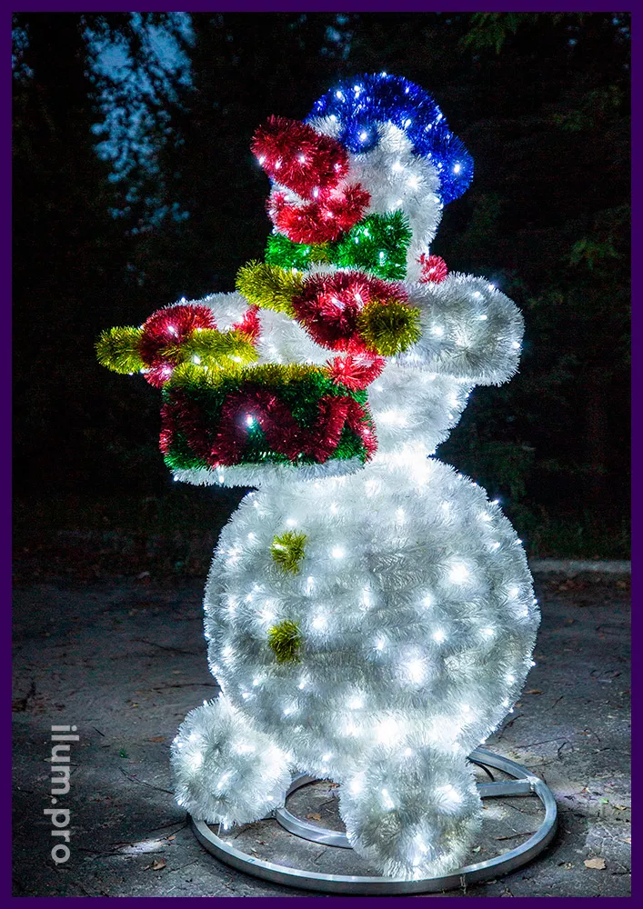 Снеговик пушистый светодиодный из гирлянд и мишуры, декоративная фигура с барабаном в руках