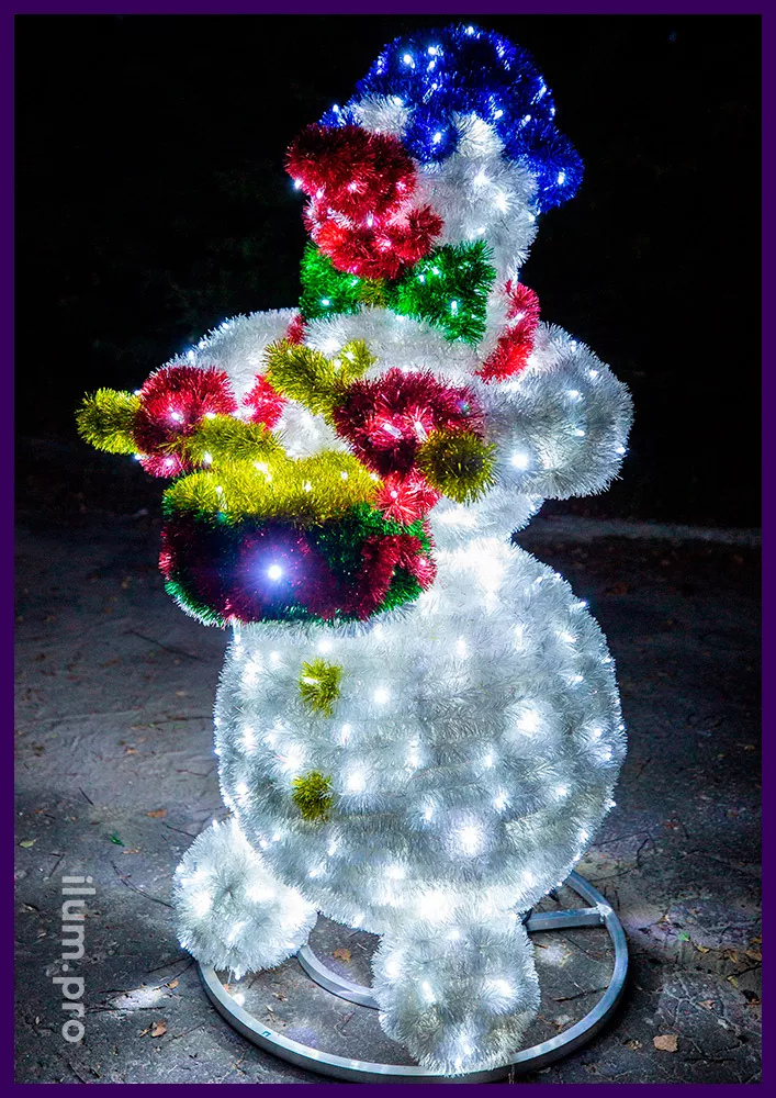 Фигуры снеговиков из гирлянд и мишуры с барабаном в руках, новогодние декорации