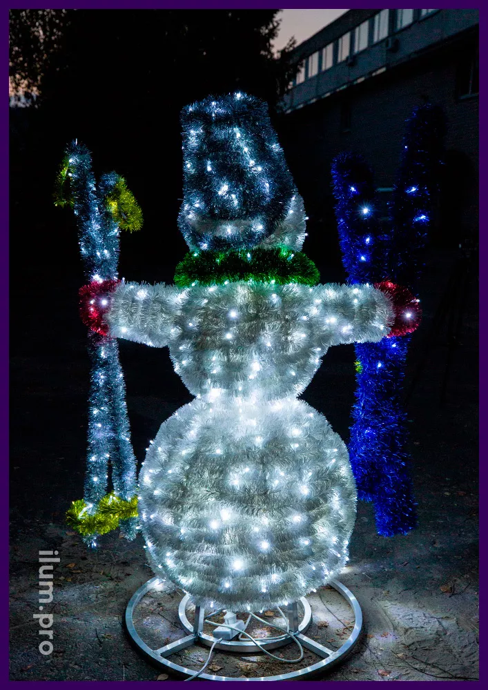 Снеговик с гирляндами и мишурой на алюминиевом каркасе для украшения улицы