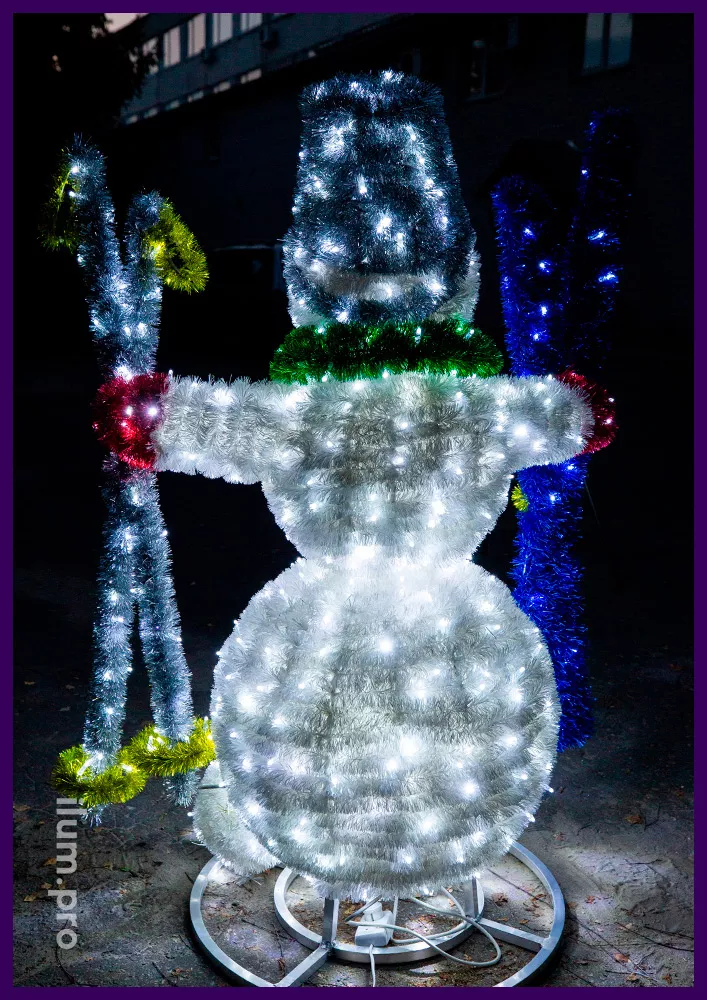 Фигура снеговика-лыжника для украшения улицы на новогодние праздники с мишурой и гирляндами