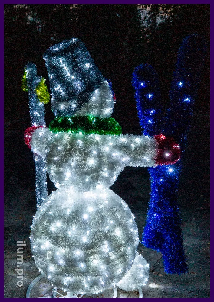 Снеговик с мишурой и гирляндами с лыжами и палками в руках с ведром на голове