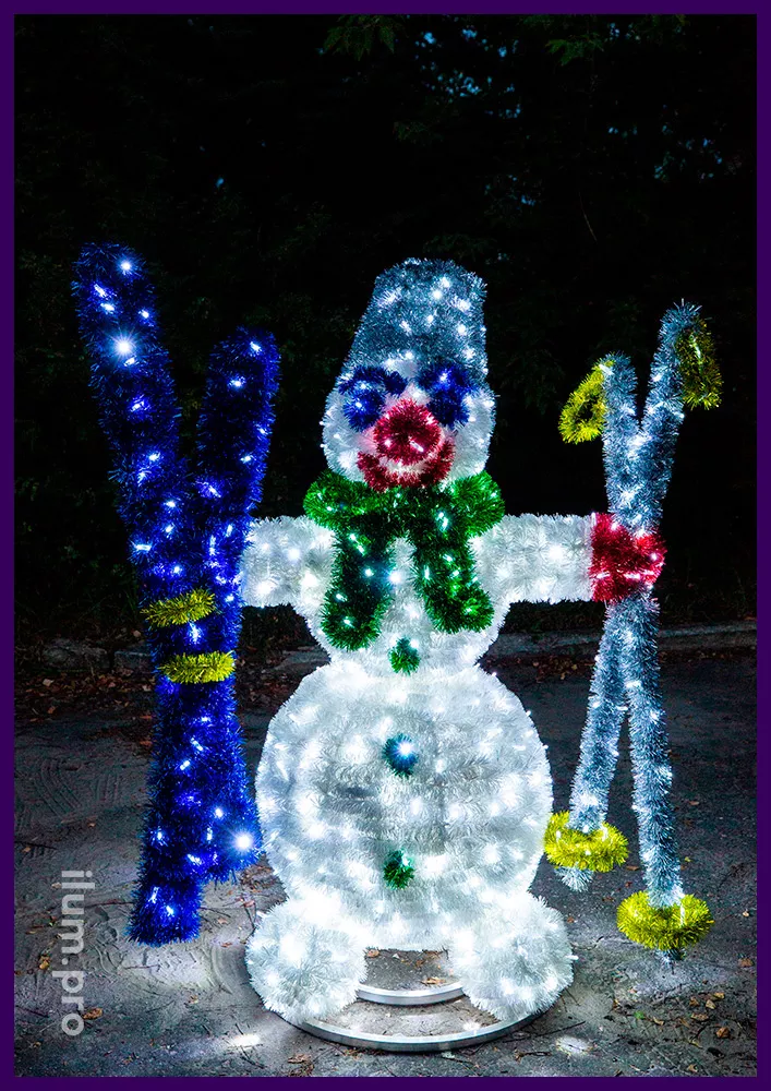Снеговик с гирляндами и мишурой на прочном алюминиевом каркасе для улицы
