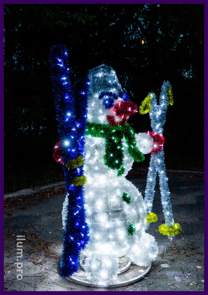 Фигуры снеговиков из гирлянд и мишуры с лыжами в руках, новогодние декорации