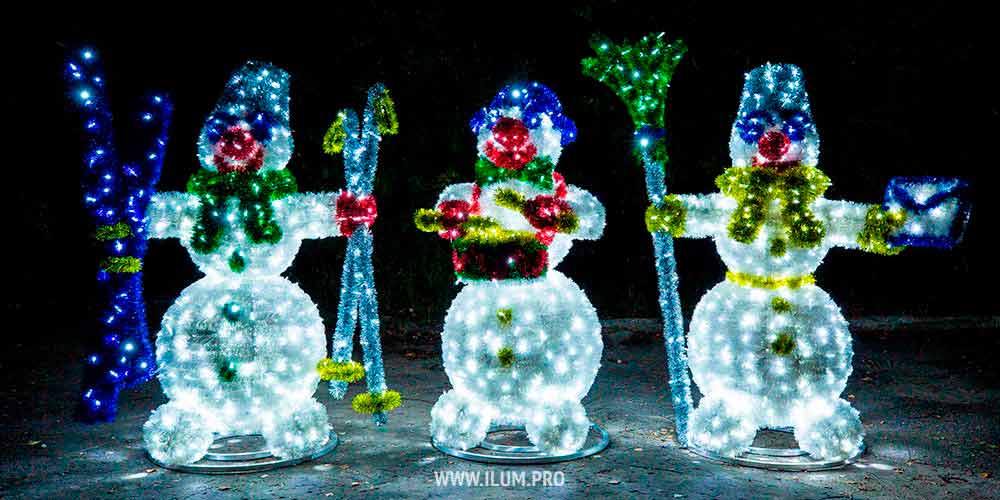 Украшение парковки светящимися фигурами снеговиков с гирляндами