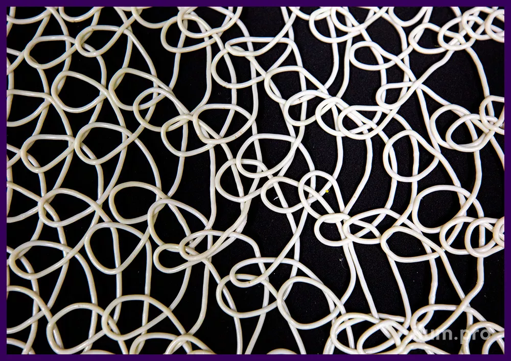 Сетка белая из пластика - декоративное покрытие для новогодних фигур с гирляндами
