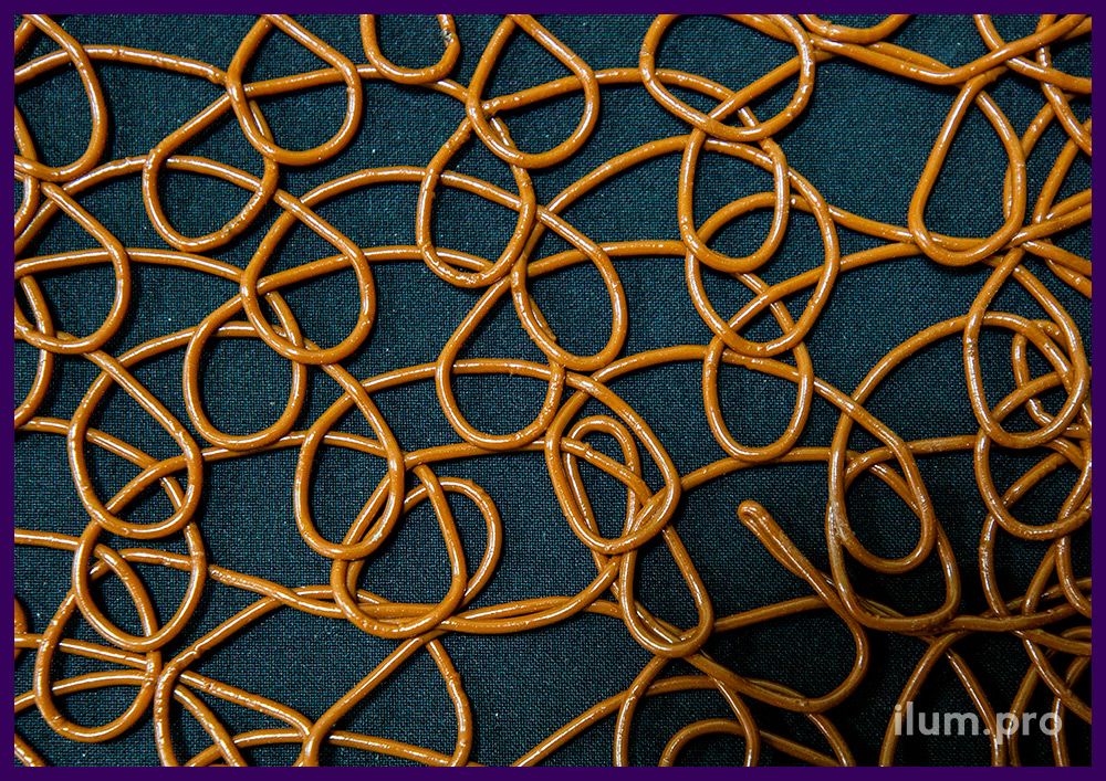Декоративные покрытия в виде сеток из разноцветного пластика ПВХ в рулонах