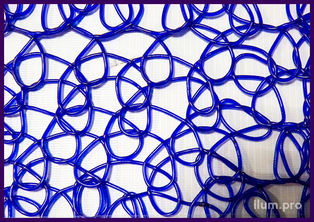 Синяя пластиковая сетка из прессованных петель ПВХ для декоративных фигур с подсветкой гирляндами
