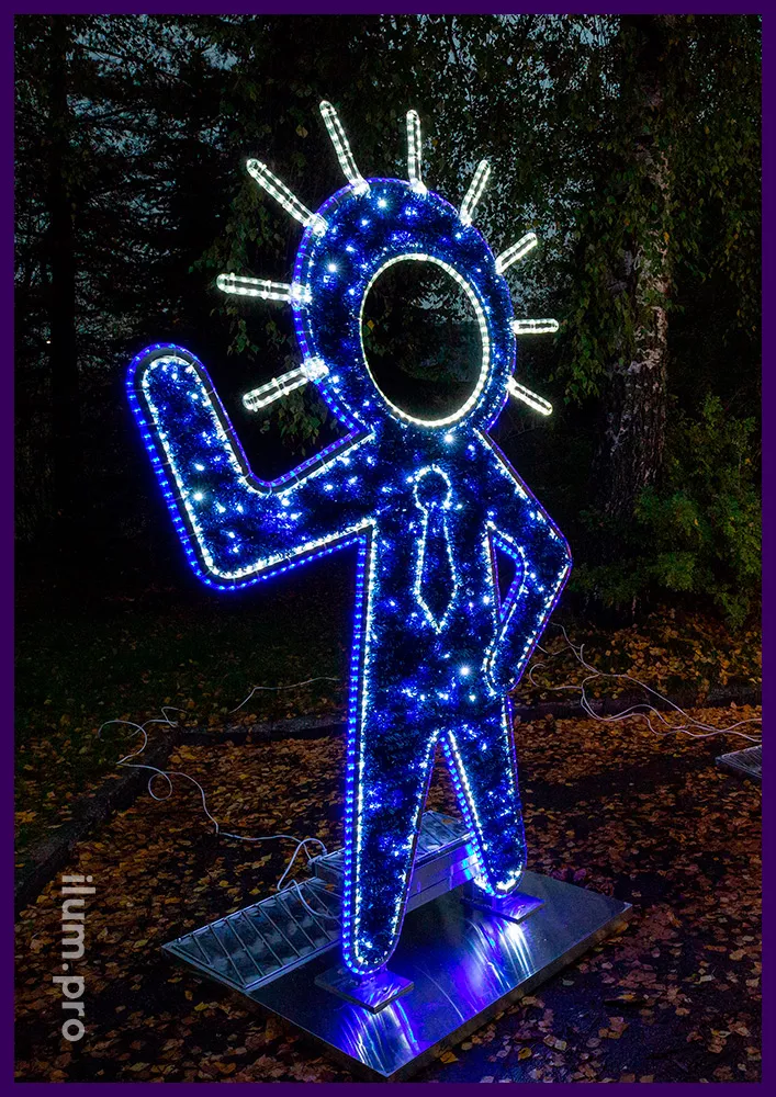 Тантамареска синего цвета с подсветкой гирляндами в форме инопланетянина с мишурой