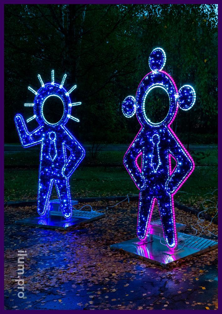 Фотозона с подсветкой гирляндами в форме инопланетян - плоские фигуры с отверстиями для лиц