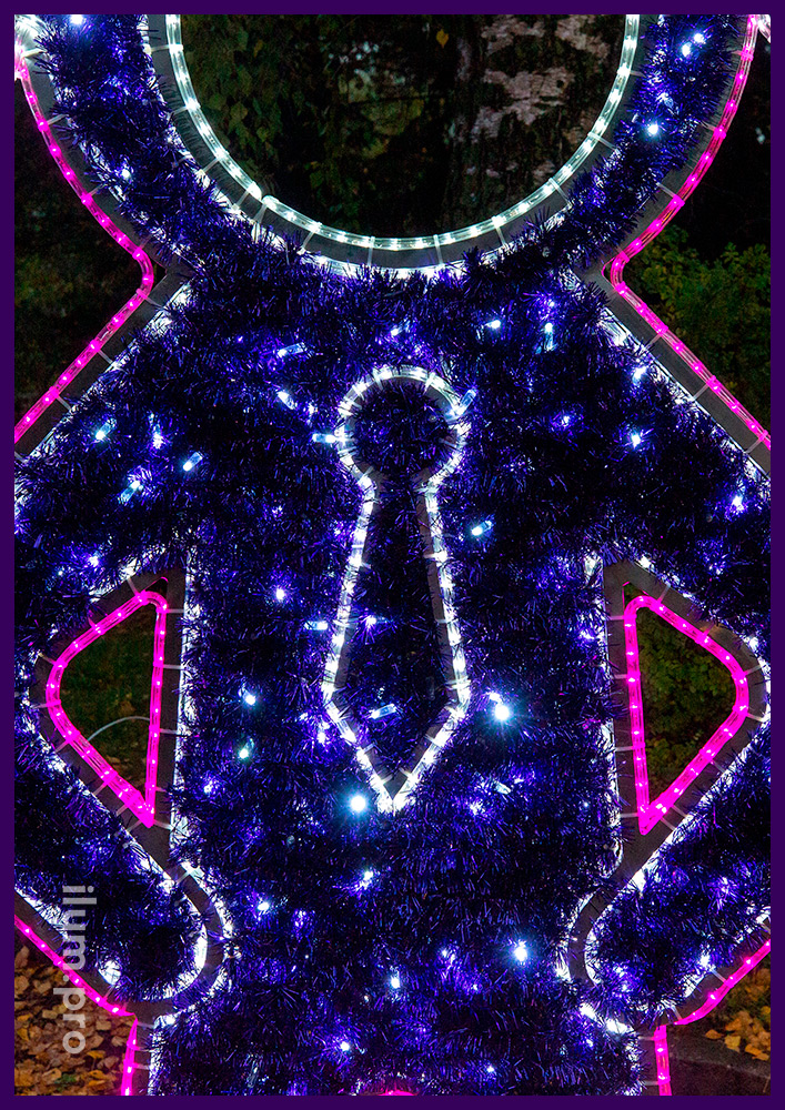 Тантамареска фиолетового цвета с подсветкой гирляндами в форме инопланетянина с мишурой