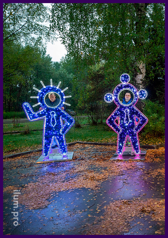 Инопланетяне из мишуры и гирлянд - тантамарески с подсветками в городском парке