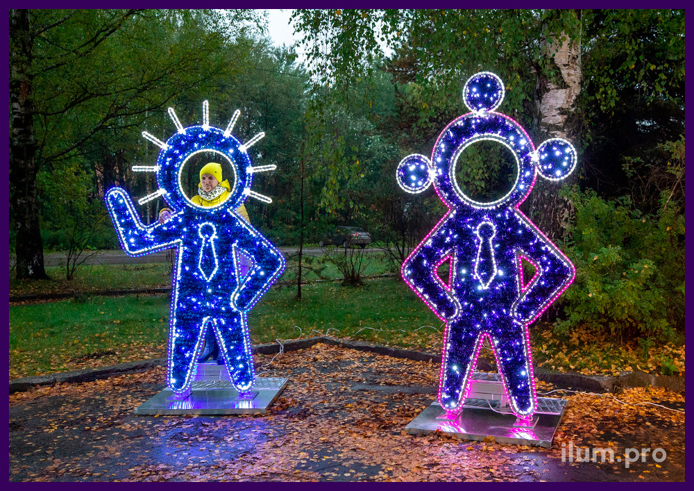 Фотозона с гирляндами и мишурой в форме светящихся инопланетян разных цветов