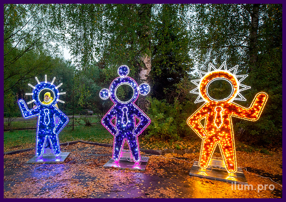 Фотозона в форме инопланетян с подсветкой гирляндами разных цветов и мишурой