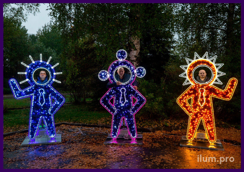 Световые фигуры инопланетян с разноцветными гирляндами и мишурой в галстуках