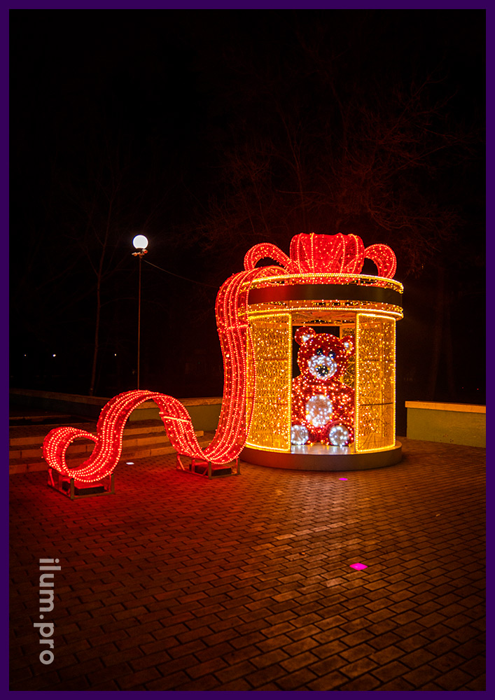Подарок с красным бантом - новогодняя фотозона с гирляндами на площади в Симферополе