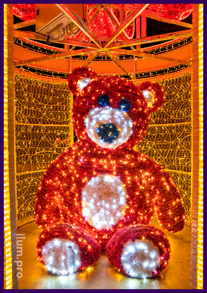 Фигура медведя с гирляндами и мишурой внутри подарочной коробки в Крыму