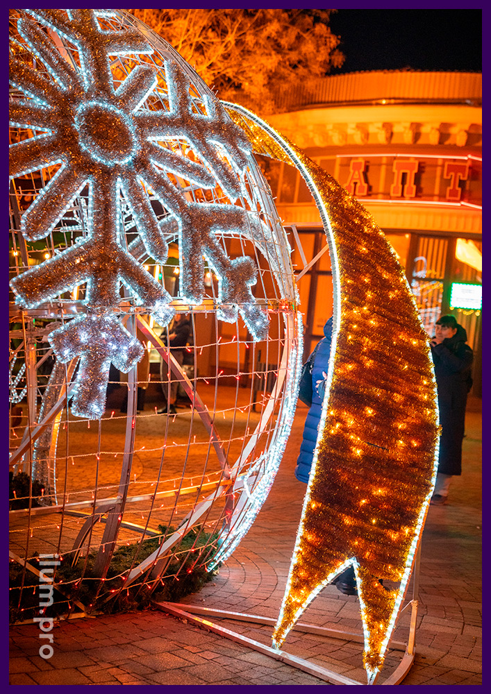 Украшение Симферополя новогодними декорациями в форме ёлочных шаров с арками из гирлянд