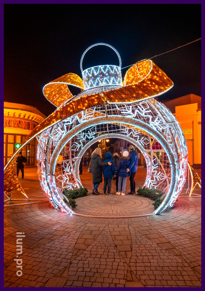 Украшение площади на Новый год светодиодным шаром с аркой в виде ёлочной игрушки с гирляндами
