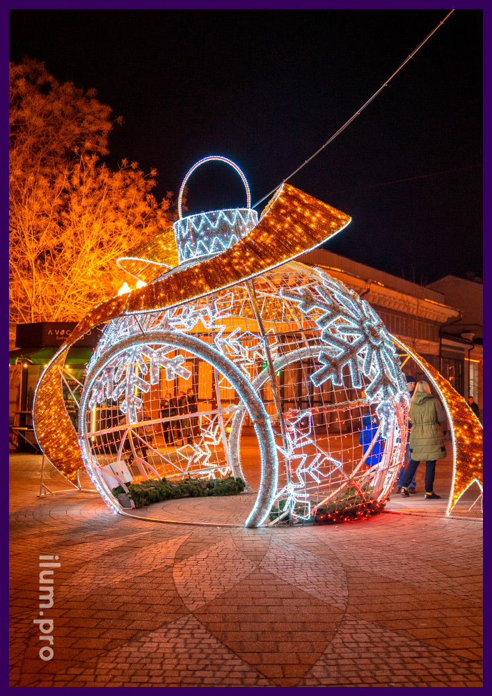 Новогодние декорации в Крыму, украшение площади шаром с бантом и аркой из гирлянд, дюралайта и уличной мишуры